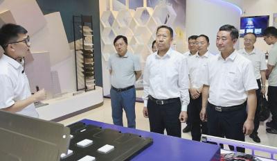 省人大常委会党组成员、副主任刘雪荣来通城开展《中华人民共和国循环经济促进法》执法检查
