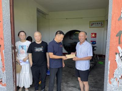 通城县四庄乡财政所：暖心关怀送到家 走访慰问传温情