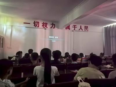 光影润心田 武昌理工学院心理调研团来通城开展儿童心理健康主题观影活动