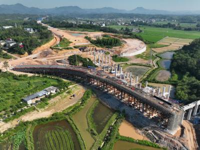 中建二局通修高速公路第二标段项目（通城段）首联现浇梁顺利浇筑
