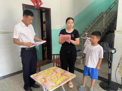 通城县麦市镇：敲门宣传筑防线 水域布防护平安