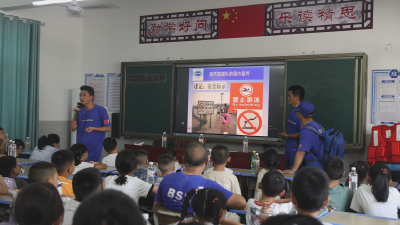 通城县开展留守儿童防溺水安全宣传及救援演练