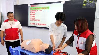 【大思政课】通城县红十字会走进县实验学校开展应急救护知识教育