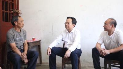 黄建平到大坪乡走访慰问党员代表并调研联系点学习教育工作