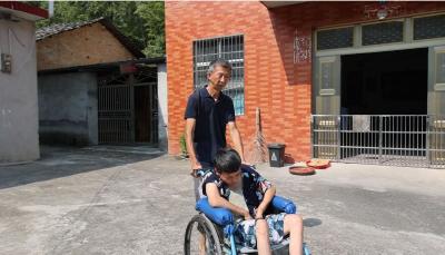 V视丨为了寻找失踪的儿子，他背着轮椅上的妻子，行程近两万公里，但从没有放弃