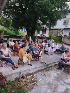 通城县大坪乡：屋场会上话反诈，暖心手礼护平安
