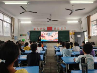 通城县沙堆镇中心完小：“法”雨润童心 安全伴成长