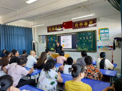 通城县马港镇中心完小召开新学期家长会 共筑育人桥梁