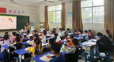 通城县沙堆镇中心完小：聚焦课堂提质 “推门听课”促成长