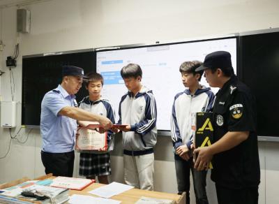 通城好少年拾金不昧 民警进校园点名表扬  