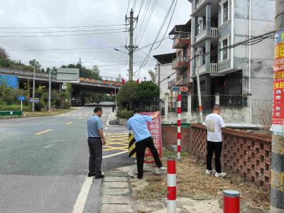通城县北港镇开展违规广告牌拆除行动 提升城镇形象
