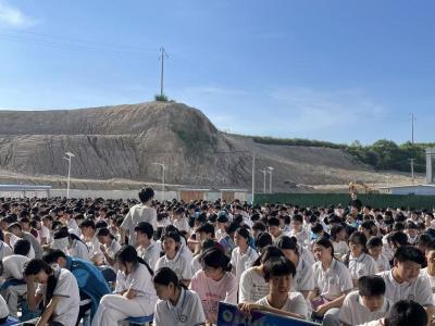通城县麦市中学召开2025年秋开学典礼暨表彰大会