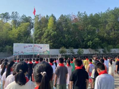 通城长垅完小举行纪念抗战胜利80周年升旗仪式活动