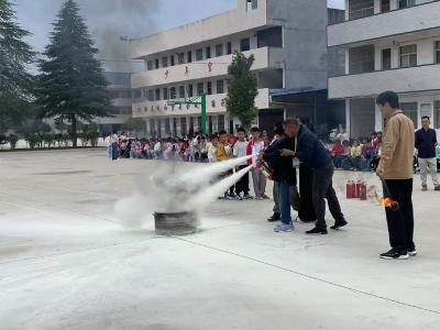 通城县大坪中心完小开展校车消防应急处置演练活动