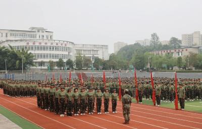 通城一中2025级新生军训圆满闭营  