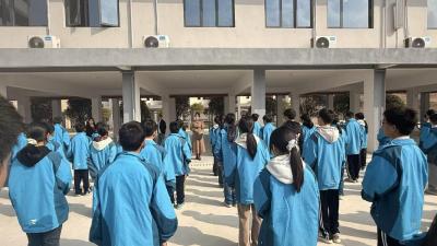 通城县麦市中学开展学生行为习惯集中训话活动