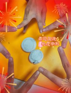 通城县马港镇石溪完小：小手做月饼 童心献祖国