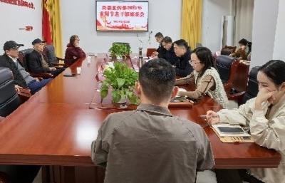 通城县委宣传部开展重阳节走访慰问活动