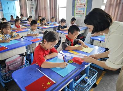 通城县石南镇中心完小劳动课上的“国旗与火箭”