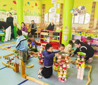 通城县实验幼儿园开展自主游戏展评与观摩活动