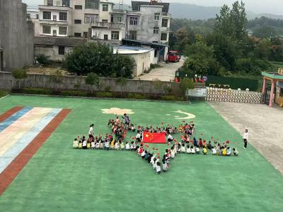 通城县关刀镇中心幼儿园开展双节同庆活动