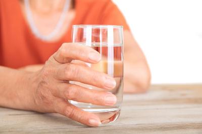 年纪大了要少喝水？别再被骗了！这样喝水更健康 
