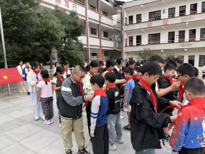 通城县大坪乡水口学校举行少先队入队仪式 新队员开启红色成长新征程