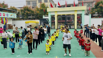通城麦市镇中心幼儿园：“彩虹宝宝大作战”趣味亲子活动