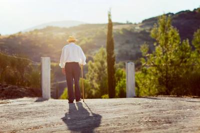 经常腰背酸痛？当心骨质疏松“盯”上你，自查→ 