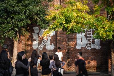 猛猛补觉、大吃大喝、“特种兵”式旅行……这些“放松”为何让假期越休越累？ 