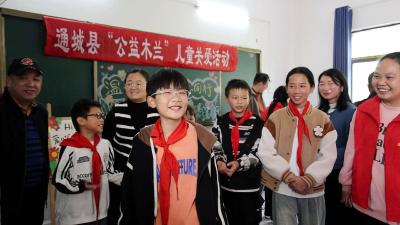 通城县妇联开展“温情结对 暖心同行”集体关爱活动