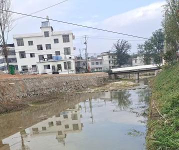 通城县北港镇枫树村：立冬时节展新风 河道清理护清流