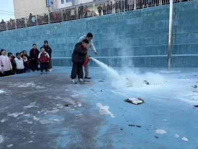 通城县麦市中心完全小学举行消防应急疏散演练活动