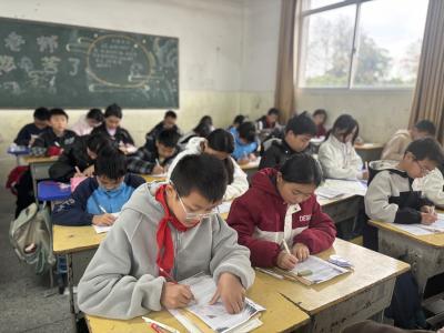 通城县沙堆中心完小：笔墨飘香润童心 规范书写展风采