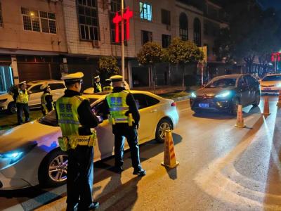 通城交警“大扫除” 严查交通违法行为