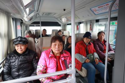 清晨七点，他刷响一张开往山外的卡……