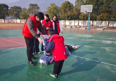暖心送达！“红色关爱·千人千愿”微心愿走进通城县麦市镇陈塅完小