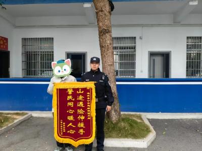 通城公安：登山遇险困悬崖 民警火速救援暖民心