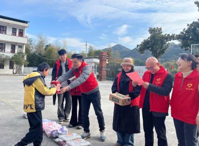 通城县马港镇潭下小学：“红色关爱”润童心 “微心愿圆”暖校园