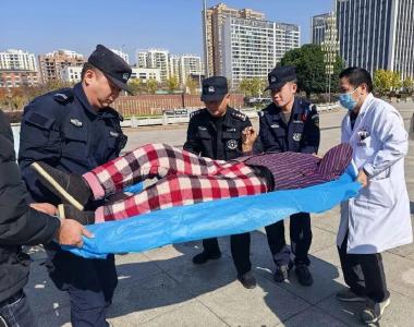 暖心救援！通城巡特警及时救助受伤老人