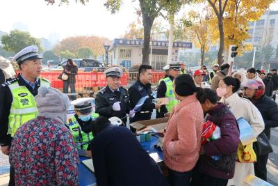 送头盔进商圈 讲知识入校园｜通城公安交警开展“122”全国交通安全日活动  