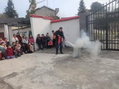 通城县马港镇石溪完小开展冬季消防逃生演练 筑牢安全“防火墙”