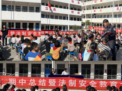 通城县石南镇牌合小学：表彰优秀树榜样，法治护航助成长