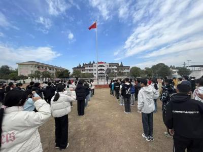 通城县双龙中学：法治润童心 护航伴成长