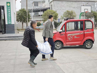 通城县石南镇仙姑村：化肥精准送田间 助农耕耘添动力