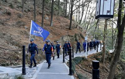 通城县蓝天救援队开展2025年秋季拉练活动