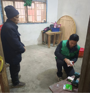 心系桑榆晚|通城县石南镇为重点关爱老人安装报警器筑牢安全防线