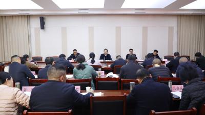 黄建平主持召开县委理论学习中心组集中学习暨2025年度县委常委会民主生活会会前集中学习会议