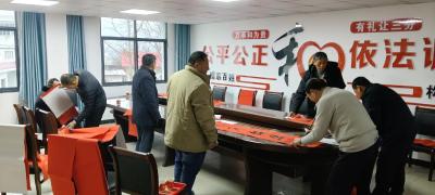 墨香传暖意 春联送真情|通城县麦市村诗书分会开展写春联送春联活动
