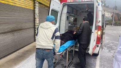 通城县马港镇：雨雪冰冻急难时刻 火速送医暖民心